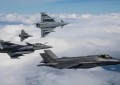 全球首次！F-35在东海与歼-20近距离接触，美军官盛赞中国飞行员