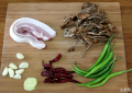 茶树菇炒五花肉的做法（五花肉干煸茶树菇的做法窍门）