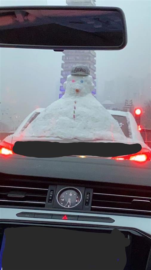 河南一小车车尾载雪人行驶，警方：遮挡后视镜有安全隐患