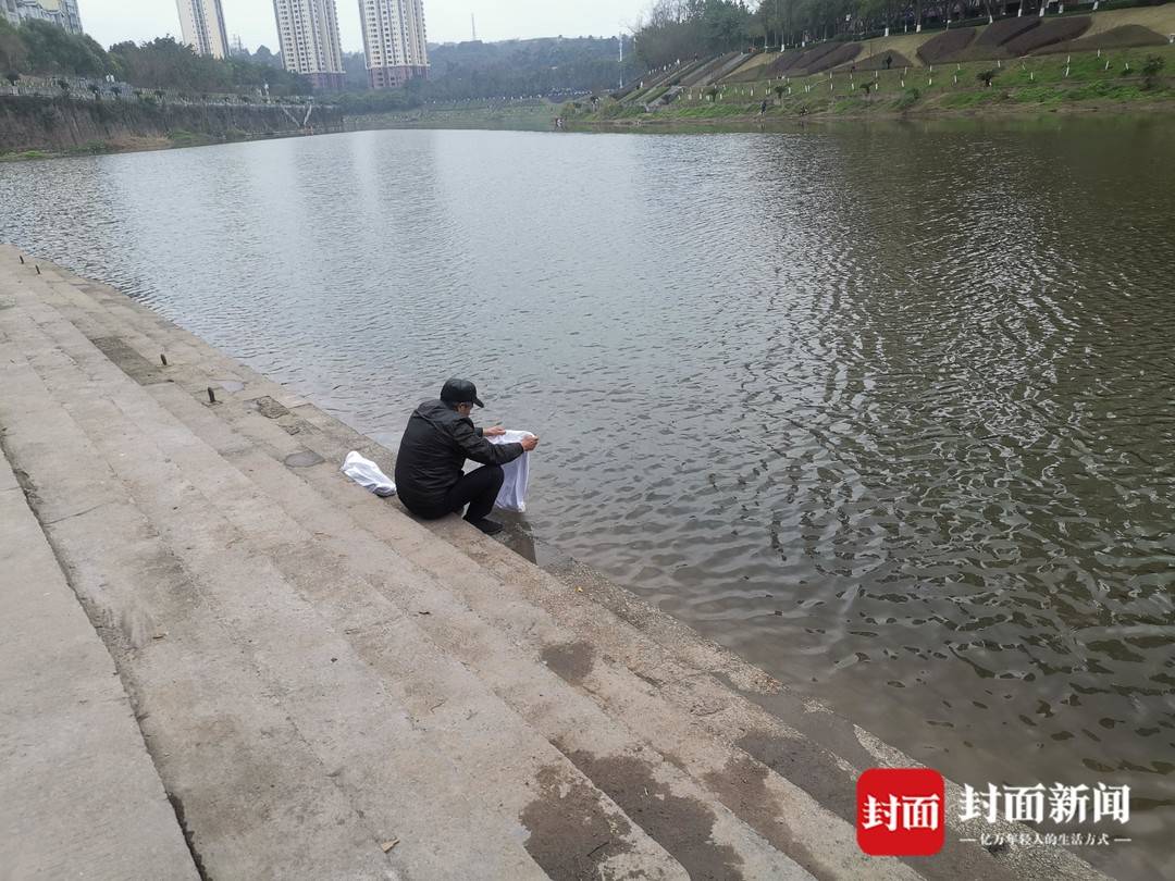 重庆荣昌一小车坠河致3人遇难，10余岁男孩死里逃生后却再失至亲