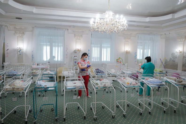 乌克兰地下室积攒大量代孕新生儿