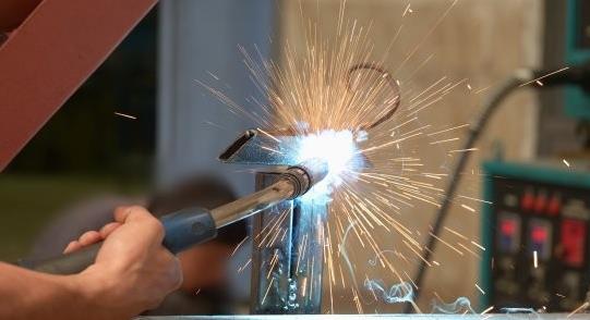 不锈钢板如何焊接（不锈钢板焊接方法与技巧）