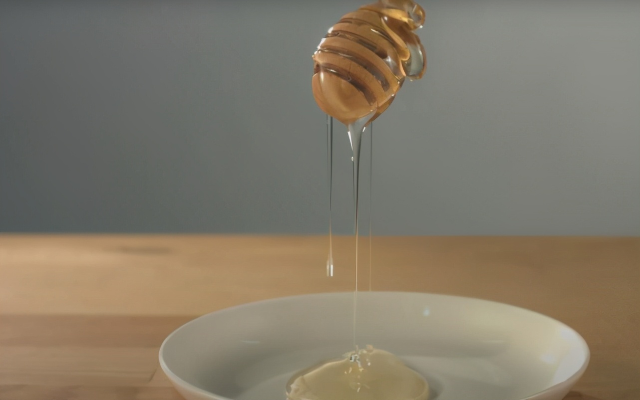 真蜂蜜和假蜂蜜的区别方法（真蜂蜜和假蜂蜜的区别在哪里）