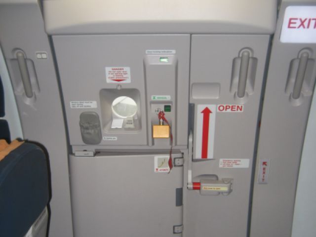 飞机上的厕所粪便怎么处理（飞机上的粪便是直接抛下来的吗）
