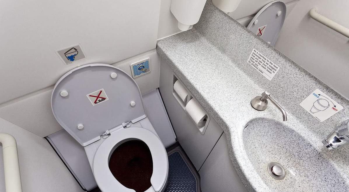 飞机上的厕所粪便怎么处理（飞机上的粪便是直接抛下来的吗）