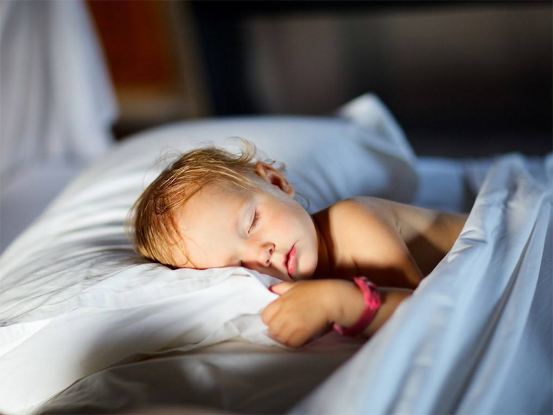 2岁宝宝晚睡晚起的危害（2～3岁宝宝睡眠时间表）