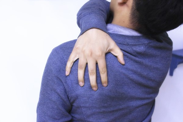背部酸痛是什么原因引起的（后背经常疼是怎么回事）
