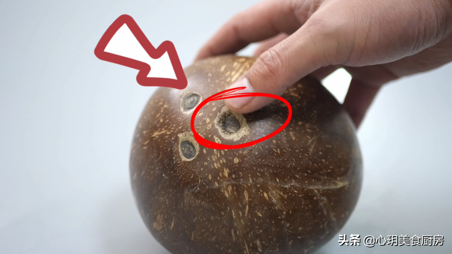 开椰子的巧妙方法（轻松开椰子的窍门）