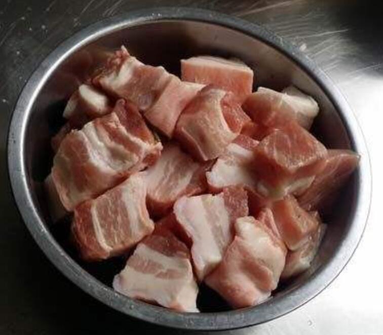 黄花菜炖肉的做法（教你营养好吃的黄花菜煲猪肉）