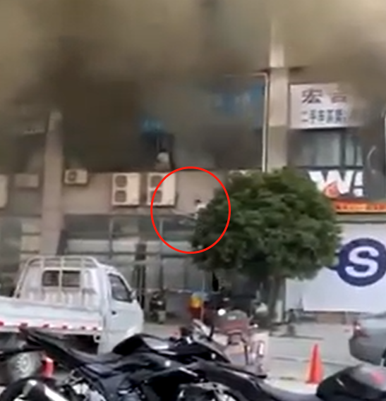 杭州一市场发生大火浓烟滚滚，疑有人跳窗逃生，目击者讲述