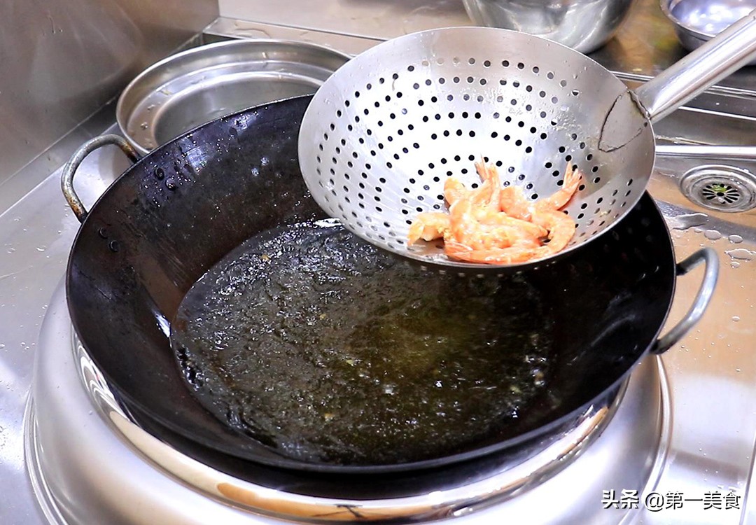 干锅虾怎么做（这才是干锅虾的正确做法香辣过瘾）