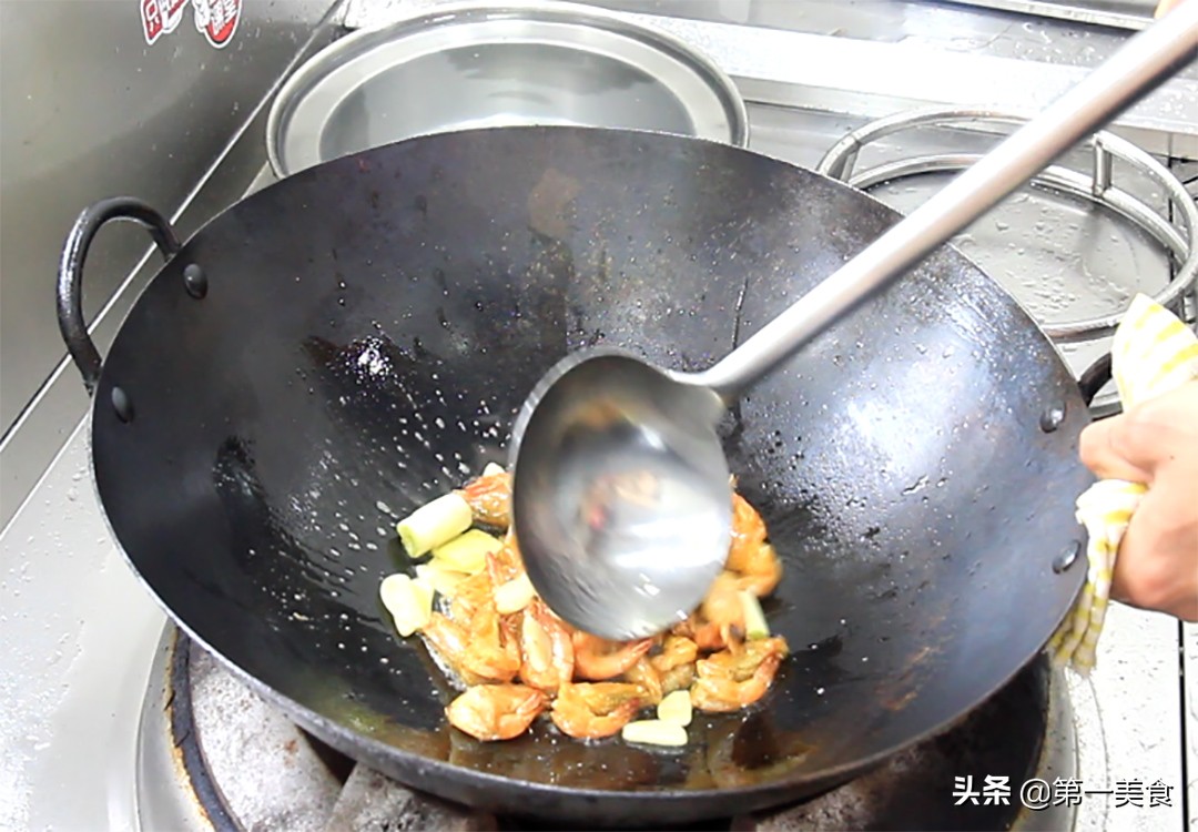 油焖大虾的做法（在家做出饭店的味道简单易学鲜香入味）