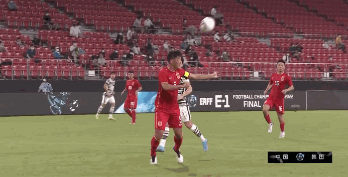 又见乌龙球！中国男足东亚杯首战0:3不敌韩国队