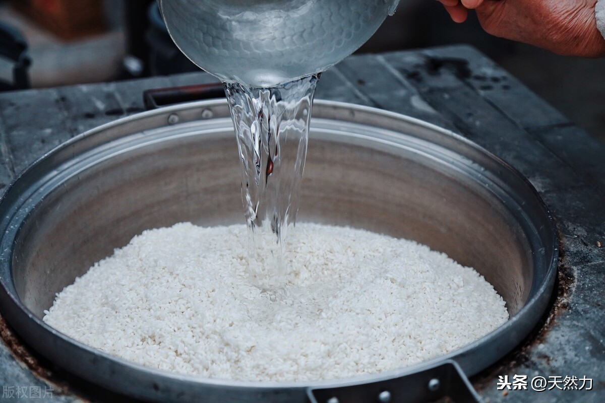 做米饭放多少水合适（煮米饭的小技巧）