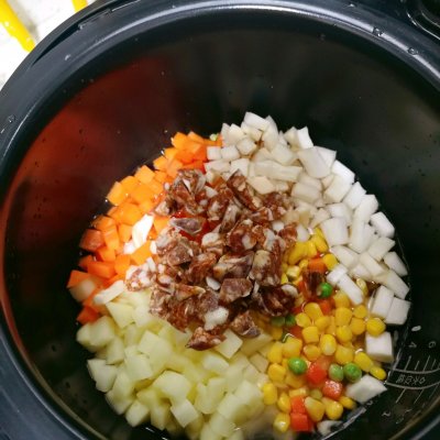 腊肠土豆焖饭的做法（最简单的电饭煲土豆腊肠焖饭）