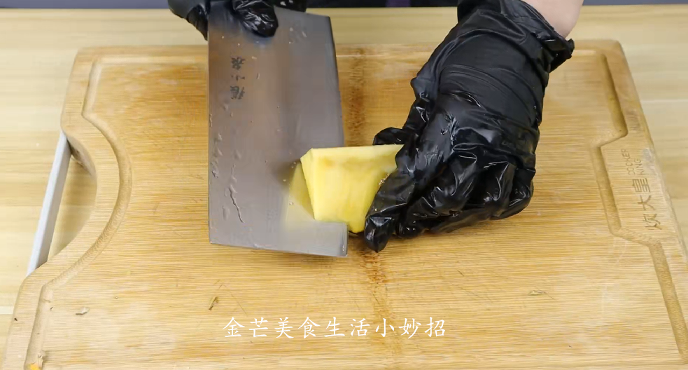 菠萝在家怎么削皮（削菠萝的简单方法）