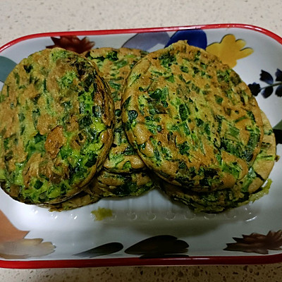 鸡蛋韭菜饼的做法（一把韭菜4个鸡蛋酥软营养满口留香）
