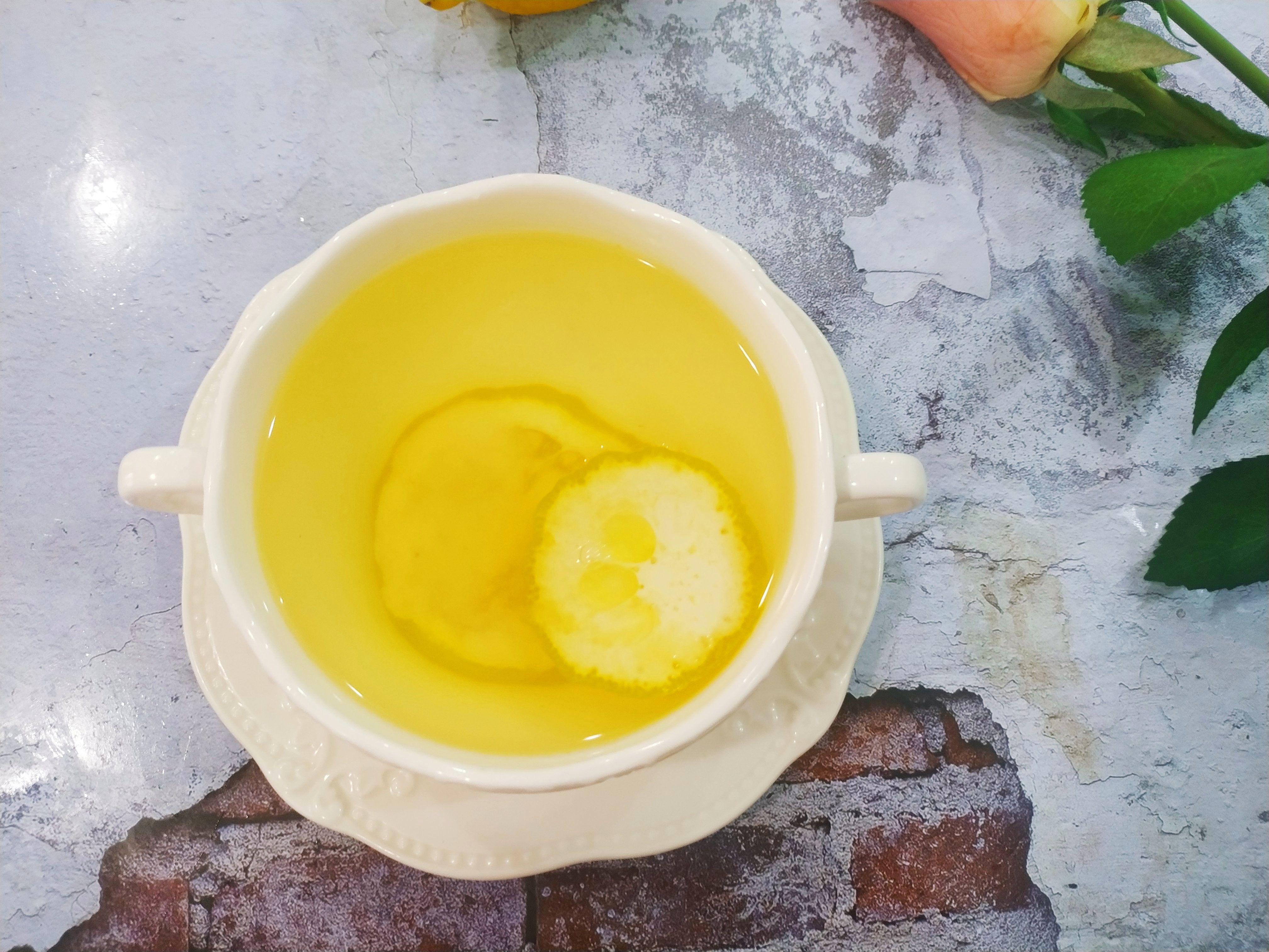 柠檬蜂蜜水的正确做法（每天一杯酸甜可口美容养颜）