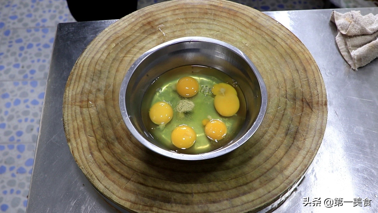 韭菜炒鸡蛋的做法（韭菜炒鸡蛋怎么做好吃又简单）