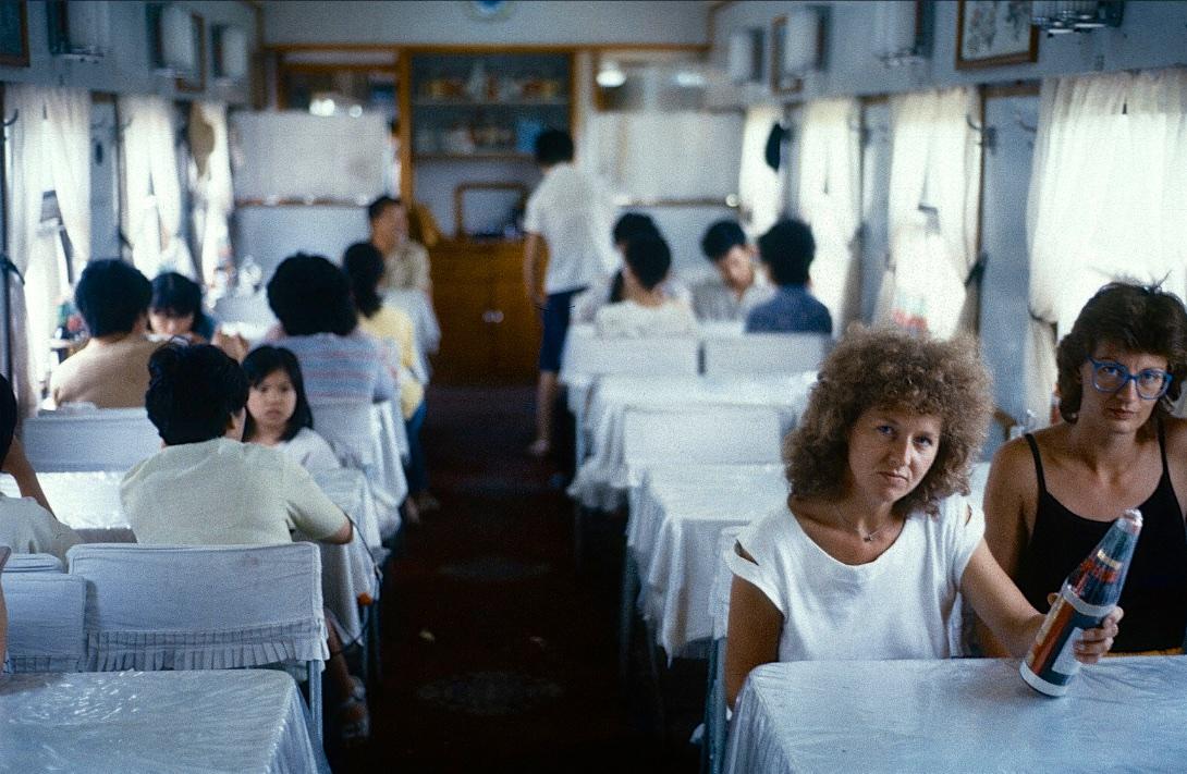 八十年代绿皮火车软卧图片全景高清（历史80年代绿皮火车老照片对比）