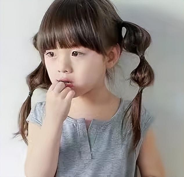 3岁小女生发型扎法图解（3岁扎头发简单又好看步骤）