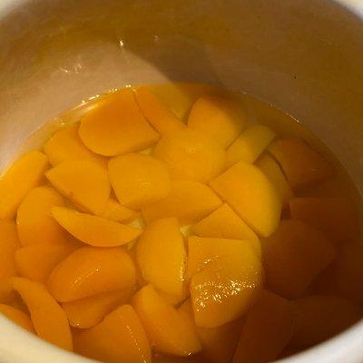 黄桃罐头怎么做（自制黄桃罐头的窍门）