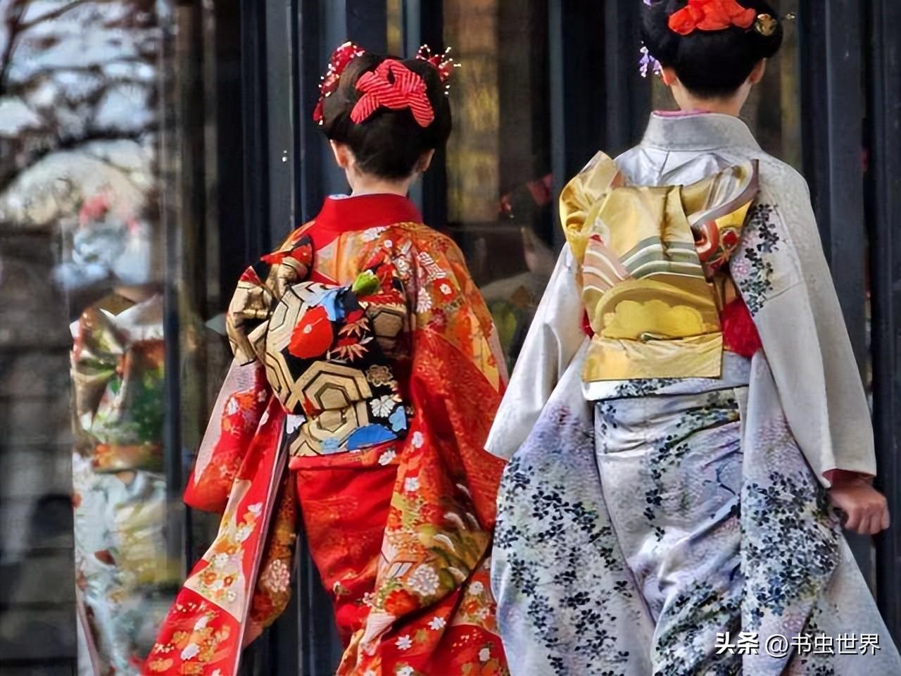 日本多地举行成人礼 美女身穿和服参加活动