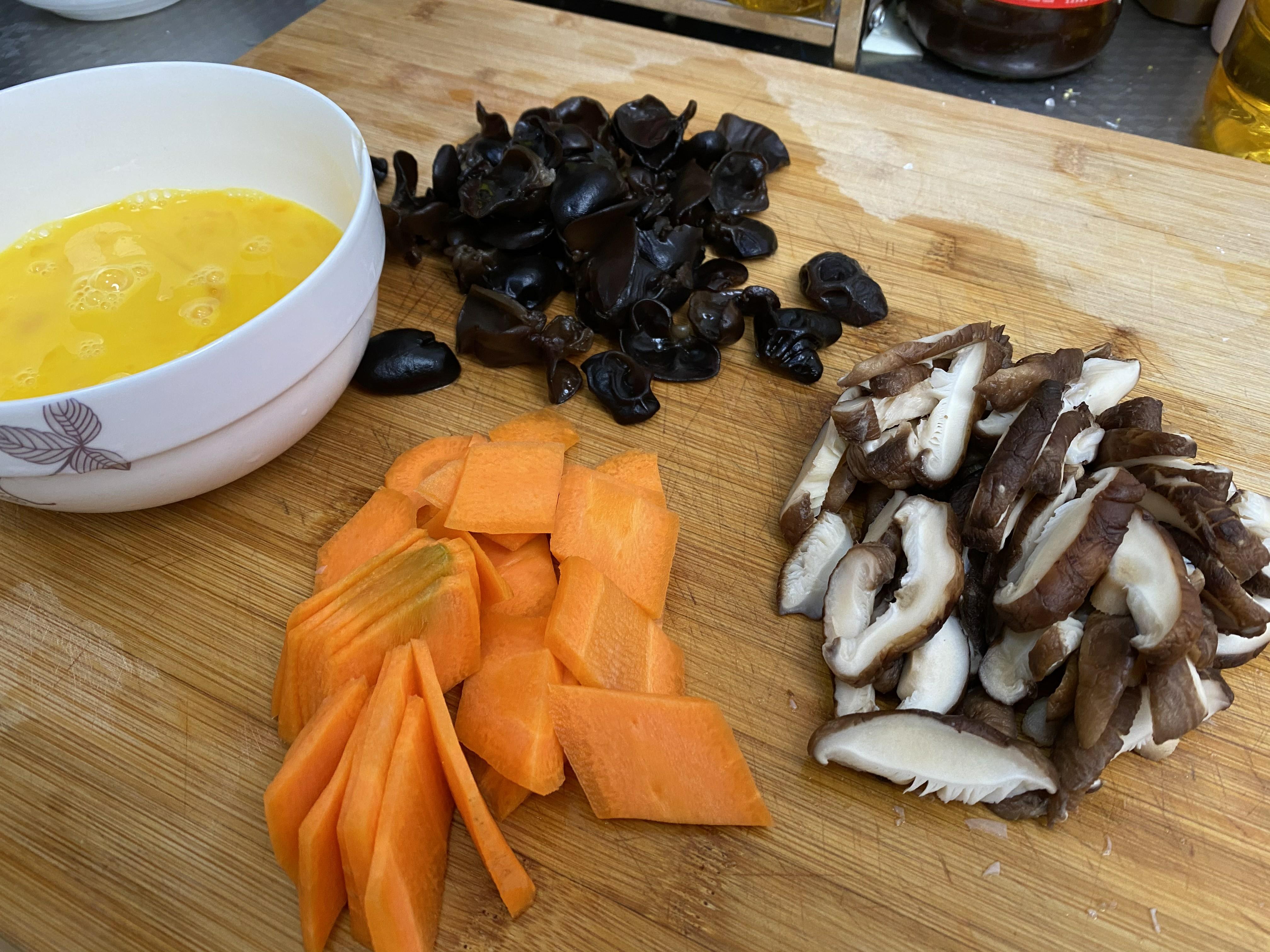新鲜香菇怎样做好吃？教你10道家常做法，简单实用，适合上班族_腐竹